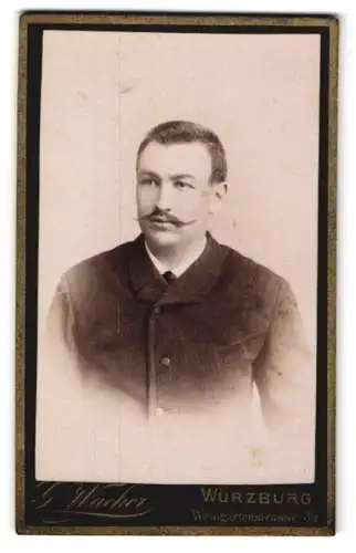 Fotografie G. Wacker, Würzburg, Weingartenstrasse 39, Junger Mann mit kurzem Haar und spitzem Schnäuzer im Cord-Sakko