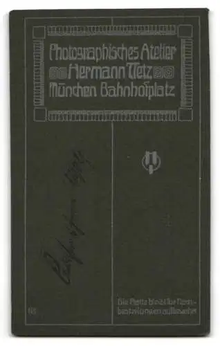 Fotografie Hermann Tietz, München, Bahnhofplatz, Bürgerlicher Herr mit lichtem Haar und stattlichem Schnurrbart