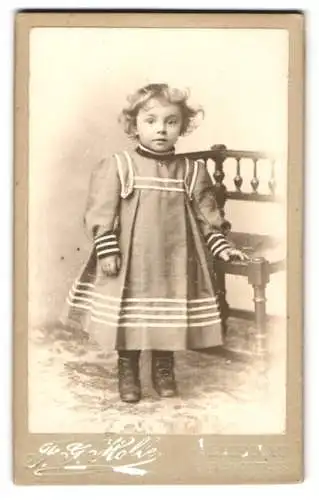 Fotografie F. G. Holle, Ilmenau, Südstr. 3, Junges Mädchen im Kleid mit weissen Streifen, mit aufmerksamem Blick