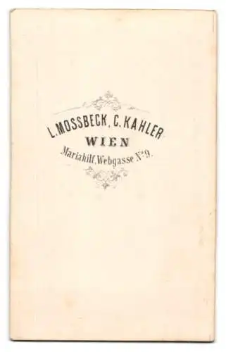 Fotografie L. Mossbeck & C. Kahler, Wien, Webgasse 9, Bürgerlicher Knabe mit pomadisiertem Haar und Fliege