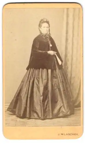 Fotografie J. Wlaschek, Wien, Gumpendorferstr. 109, Bürgerliche Dame im weiten Kleid mit einer Jacke darüber