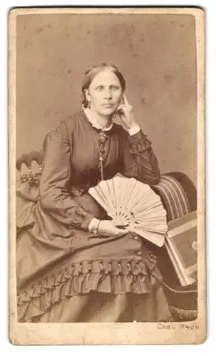 Fotografie Carl Kroh, Wien, Pianistengasse 20, Bürgerliche Dame im eleganten Kleid mit einem Fächer in der Hand