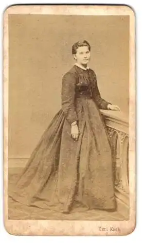 Fotografie Carl Kroh, Josefstadt, Pianistengasse 20, Bürgerliche Frau im Kleid mit weitem Rock an einem Geländer