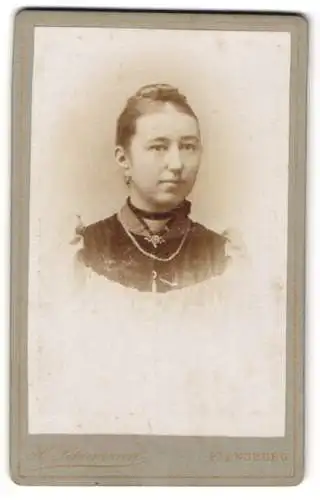 Fotografie H. Schumann, Flensburg, Holm 1, Junge Dame mit hochgestecktem Haar mit feingliedriger Kette und Brosche