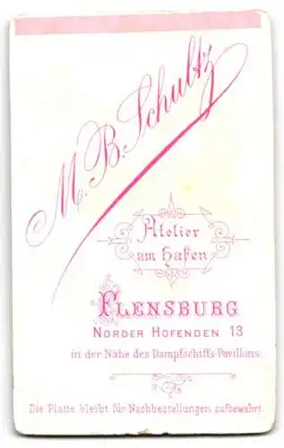 Fotografie M. B. Schultz, Flensburg, Norder-Hofenden 13, Bürgerlicher Knabe mit kurzgeschorenen Haaren und weisser Fliege