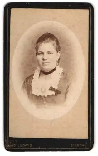 Fotografie Ad. Ludwig, Stendal, Hals-Str. 62, Bürgerliche Dame mit Rüschenkragen am Kleid und Kreuzanhänger