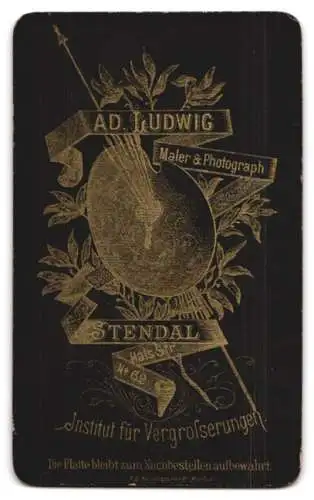 Fotografie Ad. Ludwig, Stendal, Hals-Str. 62, Bürgerliche Dame mit Rüschenkragen am Kleid und Kreuzanhänger