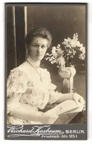 Fotografie Richard Kasbaum, Berlin, Friedrich-Str. 125, Bürgerliche Dame im floralen Kleid mit feinen weissen Handschuhen