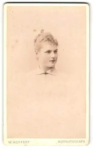 Fotografie W. Höffert, Berlin, Unter den Linden 24, Junge Dame mit blondem lockigen Haar und Haarnadel darin