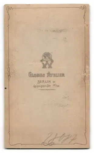 Fotografie Globus Atelier, Berlin, Leipziger-Str. 132 /135, Junge Dame mit voluminösem Haar in weisser Bluse