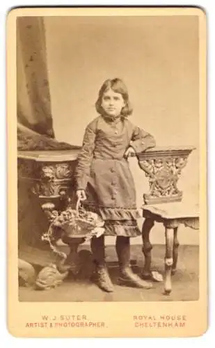 Fotografie W. J. Suter, Cheltenham, Royal House, Junges Mädchen im Kleid mit einem Korb voll Blumen