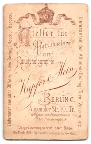 Fotografie Kupfer & Heim, Berlin, Alexander-Str. 30, Bürgerliches Ehepaar, sie im stark taillierten Kleid, er im Mantel