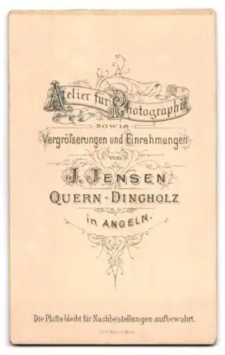 Fotografie J. Jensen, Quern-Dingholz, Bürgerliches Mädchen im Kleid mit Puffärmeln, mit Halsband mit grossem Anhänger