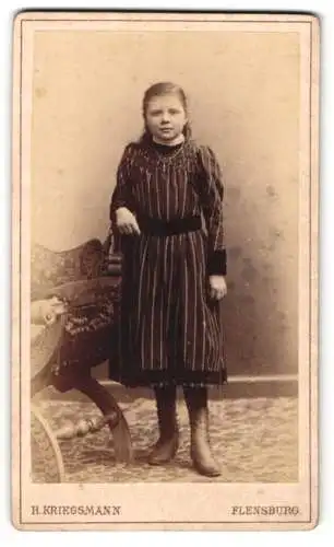 Fotografie H. Kriegsmann, Flensburg, Grosse Strasse 75, Junges Mädchen im taillierten Kleid mit Längsstreifen