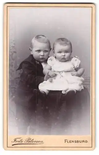Fotografie Fritz Petersen, Flensburg, Friesische Strasse 2, Junger Knabe im Matrosenoutfit mit seiner kleinen Schwester