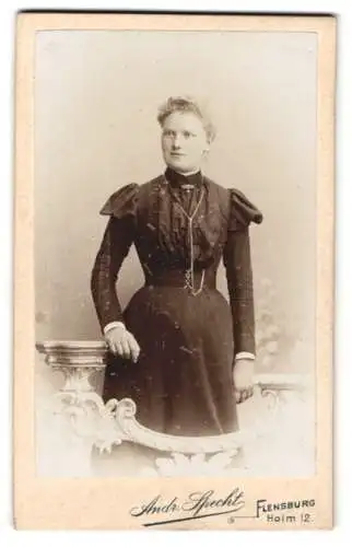Fotografie Andr. Specht, Flensburg, Holm 12, Junge Dame im schwarzen, taillierten Kleid mit betonten Schultern