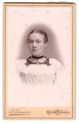 Fotografie J. Jensen, Quern-Dingholz, Junge Dame im weissen Kleid mit Mittelscheitel und bestimmtem Blick