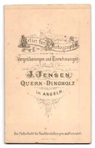 Fotografie J. Jensen, Quern-Dingholz, Junge Dame im Kleid mit Puffärmeln mit gelockten Zöpfen und stoischem Blick