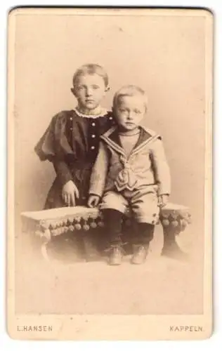Fotografie L. Hansen, Kappeln, Junges Mädchen im Kleid mit Rüschen-Kragen nebst ihrem kleinen Bruder im Matrosenoutfit