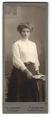 Fotografie Th. Jensen, Flensburg, Norderhofenden 15, Junge Dame mit voluminösem Haar in weisser Bluse und schwarzem Rock