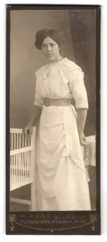 Fotografie Hans Wilms, Flensburg, Grossestr. 15-19, Junge Frau im weissen taillierten Kleid mit einem Taillengürtel