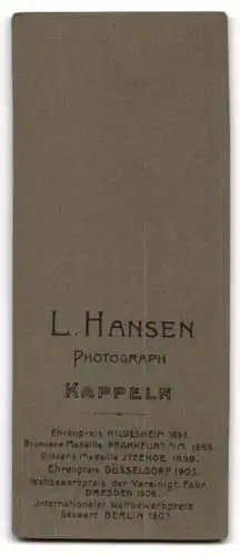 Fotografie L. Hansen, Kappeln, Jugendlicher Knabe im Anzug mit Weste und Fliege, mit verschränkten Armen