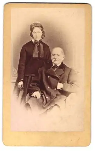 Fotografie unbekannter Fotograf und Ort, Altes bürgerliches Ehepaar, sie mit Kopfbedeckung, er mit einem Schnäuzer