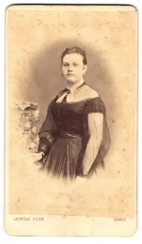 Fotografie Leopold Bude, Gratz, Salzamtsgasse 28, Junge Dame mit hochgestecktem Haar im Kleid mit durchsichtigen Ärmeln