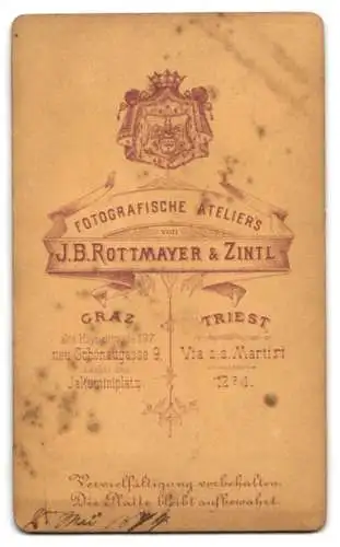 Fotografie Rottmayer & Zintl, Graz, alte Haynaugasse 197, Bürgerliches Ehepaar im Sonntagsstaat, er mit einem Gehstock