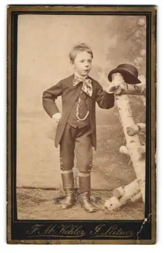 Fotografie F. M. Kohler & J. Leitner, Judenburg, Herrengasse 2, Junger Knabe im Anzug mit einer Melone neben sich