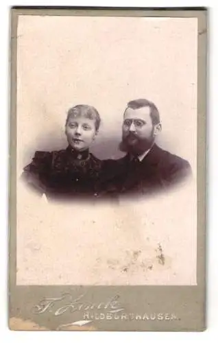 Fotografie F. Zinck, Hildburghausen, Bürgerliches Ehepaar, er mit Zwicker und Vollbart, sie mit feinem Schmuck am Hals