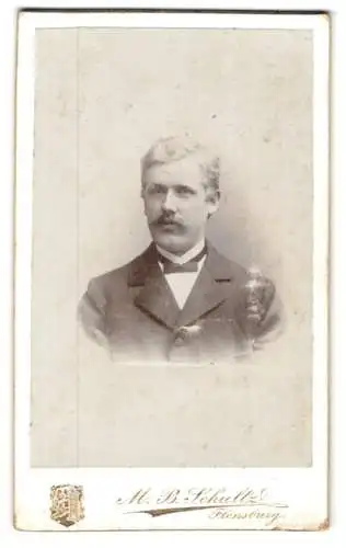Fotografie M. B. Schultz, Flensburg, Norderhofenden, Junger Mann mit blondem Seitenscheitel und einem Schnurrbart