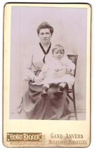 Fotografie Henri Becker, Anvers, Rue des Arquebusiers, Bürgerliche Dame im Kleid mit ihrem Kind auf dem Schoss