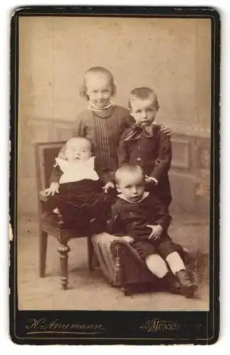 Fotografie H. Arnemann, Münster, Frauenstrasse 1, Junges Mädchen mit ihren drei kleinen Geschwistern