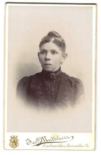 Fotografie Jos. Muthherr, Eschweiler, Rosenallee 13, Bürgerliche Dame mit hochgestecktem Haar im schwarzen Kleid