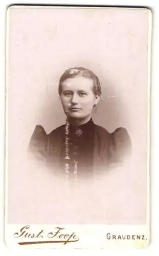 Fotografie Gust. Joop, Graudenz, Graben-Str. 26, Junge Dame im Kleid mit Puffärmeln mit zurückgestecktem Haar