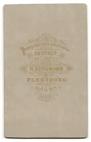 Fotografie H. Schumann, Flensburg, Holm 1, Bürgerliches Mädchen mit adrettem Mittelscheitel und Kreuzanhänger