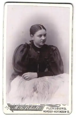 Fotografie M. B. Schultz, Flensburg, Norder-Hofenden 13, Jugendliches Mädchen im schwarzen Kleid mit Puffärmeln