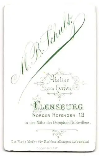Fotografie M. B. Schultz, Flensburg, Norder-Hofenden 13, Junge Frau im schwarzen Kleid mit Puffärmeln mit welligem Haar