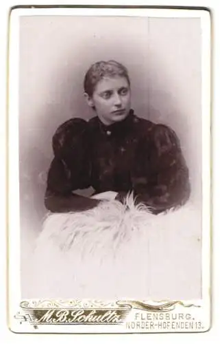 Fotografie M. B. Schultz, Flensburg, Norder-Hofenden 13, Junge Dame im schwarzen Kleid mit weiten Puffärmeln