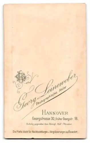 Fotografie Leineweber, Hannover, Georgstrasse 30, Ältere Dame im Blazer mit verziertem Revers mit melancholischem Blick