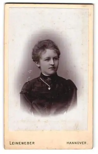 Fotografie Leineweber, Hannover, Junge Dame im eleganten Kleid mit einer Kette mit dezentem Herzanhänger