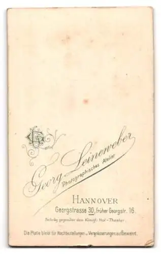 Fotografie Leineweber, Hannover, Junge Dame im eleganten Kleid mit einer Kette mit dezentem Herzanhänger
