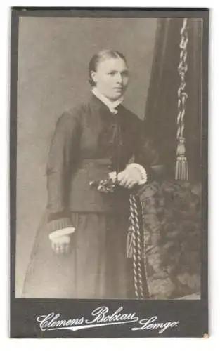 Fotografie Clemens Bolzau, Lemgo, Osterthorwall, Junge Dame in Ausgehkleidung mit Rüschenkragen und -ärmeln