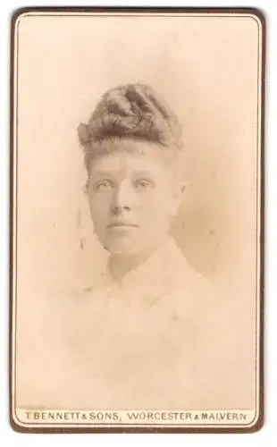 Fotografie T. Bennett & Sons, Worcester, 8 Broad Street, Junge Dame mit hochgestecktem Haar und neutralem Blick