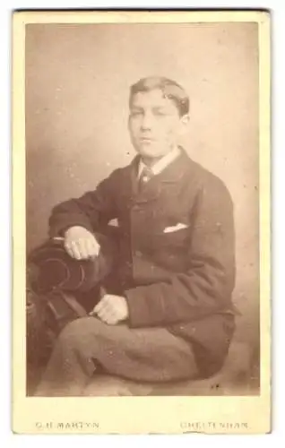 Fotografie C. H. Martyn, Cheltenham, Bürgerlicher Knabe im Anzug mit einem dicken Sakko und Seitenscheitel