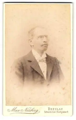 Fotografie Max Neuberg, Breslau, Schweidnitzer Stadtgraben 9, Bürgerlicher Herr im Anzug mit einer Fliege und Brille