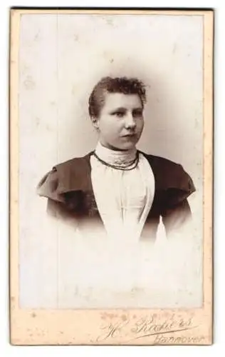 Fotografie H. Richers, Hannover, Cellerstr. 146, Junge Dame mit lockigem Haar und einer feinen schwarzen Kette