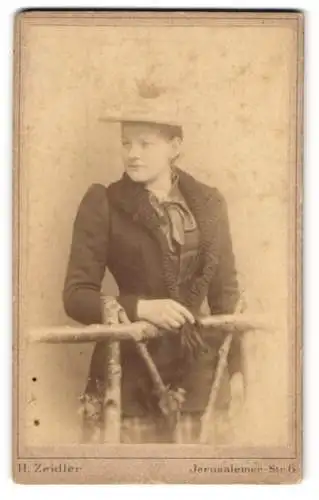 Fotografie H. Zeidler, Berlin, Jerusalemer-Str. 6, Junge Frau mit Jacke mit verziertem Revers und einem Hut