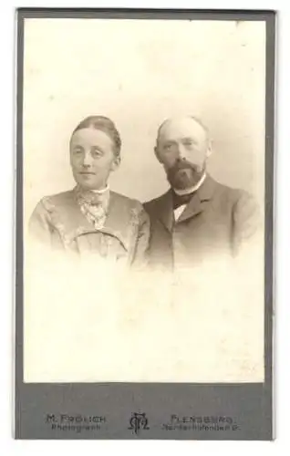 Fotografie M. Frölich, Flensburg, Norderhofenden 9, Bürgerliches Ehepaar, beide mit einem leichten Lächeln
